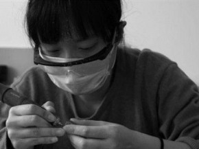 上海女设计师坚守玻璃窑铸工艺