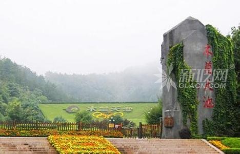 钢索+钢化玻璃架设建成木兰天池跨山玻璃天桥